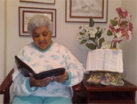 Idosa carioca de 92 anos quer ler a Bíblia 210 vezes para cumprir “sua missão com Deus”