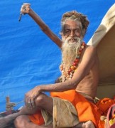Homem mantem braço erguido a 38 anos em adoração ao deus Shiva
