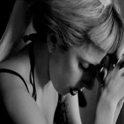 Lady Gaga aparece em documentário orando e pedindo forças a Deus