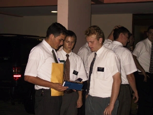 http://noticias.gospelmais.com.br/files/2011/04/missionarios-mormons.jpg
