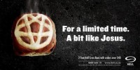 Rede de restaurantes lança “pães da cruz do inferno” para ironizar Cristãos na Páscoa