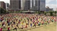 Flash mob gospel: Igreja faz grande coreografia ao ar livre para conseguir doações de sapatos