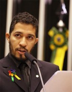 Jean Wyllys ameaça denunciar o Brasil a cortes internacionais por posições de religiosos contra homossexualidade