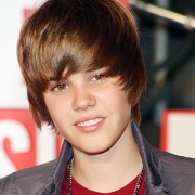 Mãe de Justin Bieber tem coluna em jornal cristão e pede orações para que filho não caia na “cultura de hollywood”