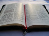 Após deputado evangélico criar lei Bíblia passa a ser obrigatória nas bibliotecas do Rio de Janeiro