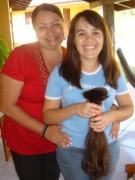 Jovem evangélica decide cortar o cabelo e doar para missionária
