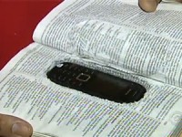 Preso rasga a Bíblia para esconder celular dentro