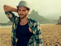 Ator Ashton Kutcher compara Deus ao Twiter e Facebook