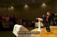 Aos gritos, criança de 4 anos prega em pulpito para igreja lotada