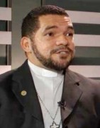 Líder de igreja gay de São Paulo diz que beber e fumar não são pecados e diz que sexo só depois do casamento é hipocrisia