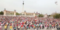 Milhares de membros de igreja dançam coreografia no meio de praça lotada para divulgar denominação. Assista