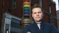Evangélicos conservadores frequentam bar gay para melhorar diálogo com homossexuais