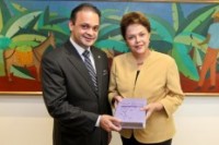 Presidente Dilma Rousseff é presenteada com exemplar da Bíblia da Mulher