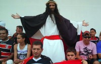 Fantasiado de Jesus, torcedor vira símbolo da torcida do Santa Cruz
