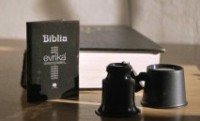 Em busca de recorde, editora romena lança a menor Bíblia do mundo, do tamanho de uma caixa de fósforos
