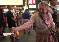 Brasileira de 82 anos passa metade da vida entregando folhetos evangelísticos em grande centro de Nova York