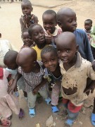 Membros de igreja se privam de refeições para alimentar crianças do Quênia
