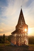 Dupla de arquitetos cria igreja com paredes transparentes