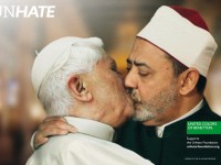 Empresa divulga imagens do Papa Bento XVI beijando líder egípcio e causa revolta entre católicos