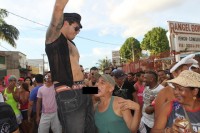 Parada Gay causa polêmica ao realizar simulação de sexo homossexual ao som de música gospel