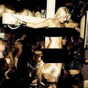 Casa noturna na Alemanha exibe atriz pornô nua amarrada em uma cruz durante festa