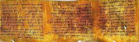 Pergaminho de dois mil anos com manuscrito dos Dez Mandamentos está em exposição