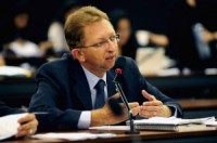 Jean Wyllys critica deputado João Campos, que pediu anulação da subcomissão criada para esvaziar Direitos Humanos