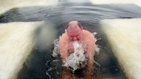 Igreja ortodoxa celebra o “Batismo do Senhor” com mergulhos em águas geladas