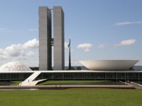 Jornal acusa políticos evangélicos de tentarem se impor sobre as leis brasileiras como acontece em países islâmicos