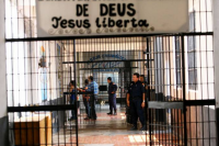 Presidiários evangélicos leiloam travestis em troca de favores em presídio de Cuiabá