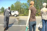 Ateus usam “água profana” para lavar rodovia que havia sido ungida por cristãos