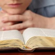 Pesquisa mostra que americanos possuem muitas Bíblias mas leem pouco