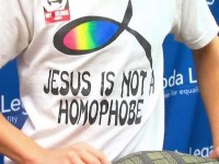 Aluno gay processa escola por ter sido proibido de usar camiseta com a frase “Jesus não é homofóbico”