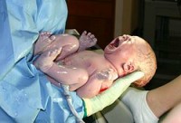 Após recém-nascido falecer em hospital, médica cristã ora e o bebê ressuscita