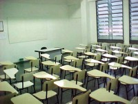 Estudante é retirado da sala de aula por se negar a participar de oração promovida por professora