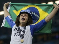 Jogador evangélico David Luiz exibe camisa com a frase “Deus é Fiel” após conquistar título da Liga dos Campeões com o Chelsea