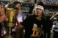 Evangélico, Neymar comemora título de campeão paulista pelo Santos com faixa escrito 100% Jesus e fazendo festa em boate
