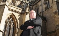 Pastor anglicano pode ser demitido por escrever no Facebook que “pecar é divertido”