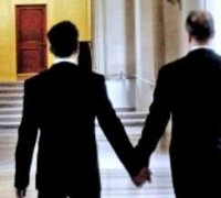 Casal de homossexuais vai à Justiça para obrigar igreja a realizar cerimônia de casamento gay