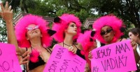 Movimento feminista “Marcha das Vadias” realizou protesto marcado por tumulto em frente a igrejas