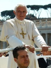 Mordomo do papa é preso, acusado de vazamento de informações confidenciais do Vaticano