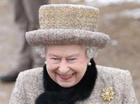 Em comemoração aos 60 anos de monarquia, Rainha Elizabeth II distribui Bíblias em igrejas e escolas