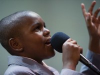 Menino de 11 anos é ordenado pastor e ministra cultos em igreja pentecostal