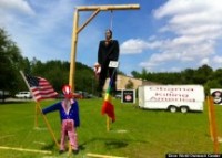 Pastor Terry Jones enforca boneco de presidente Barack Obama, como protesto a seu apoio ao casamento gay