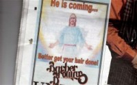 Anúncio de salão de beleza aconselha: “Jesus está voltando, melhor cortar o cabelo”