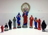 Artista causa polêmica ao criar esculturas de Jesus e santos católicos como super-heróis