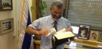 Parlamentar israelense rasga exemplar do Novo Testamento e afirma que o livro é uma “provocação”; Governo do país repudiou o ato
