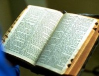 Bíblias são vendidas ilegalmente em camelôs no Irã