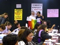 Comparando o movimento LGBT à luta contra o racismo, deputado Jean Wyllys critica discussão de projeto apelidado de “cura gay” na Câmara dos Deputados