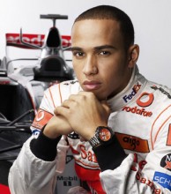 Lewis Hamilton, piloto de Fórmula 1 da McLaren, agradece a Deus por suas conquistas e diz: “Ele tem um plano pra mim, mas não sei qual é”
